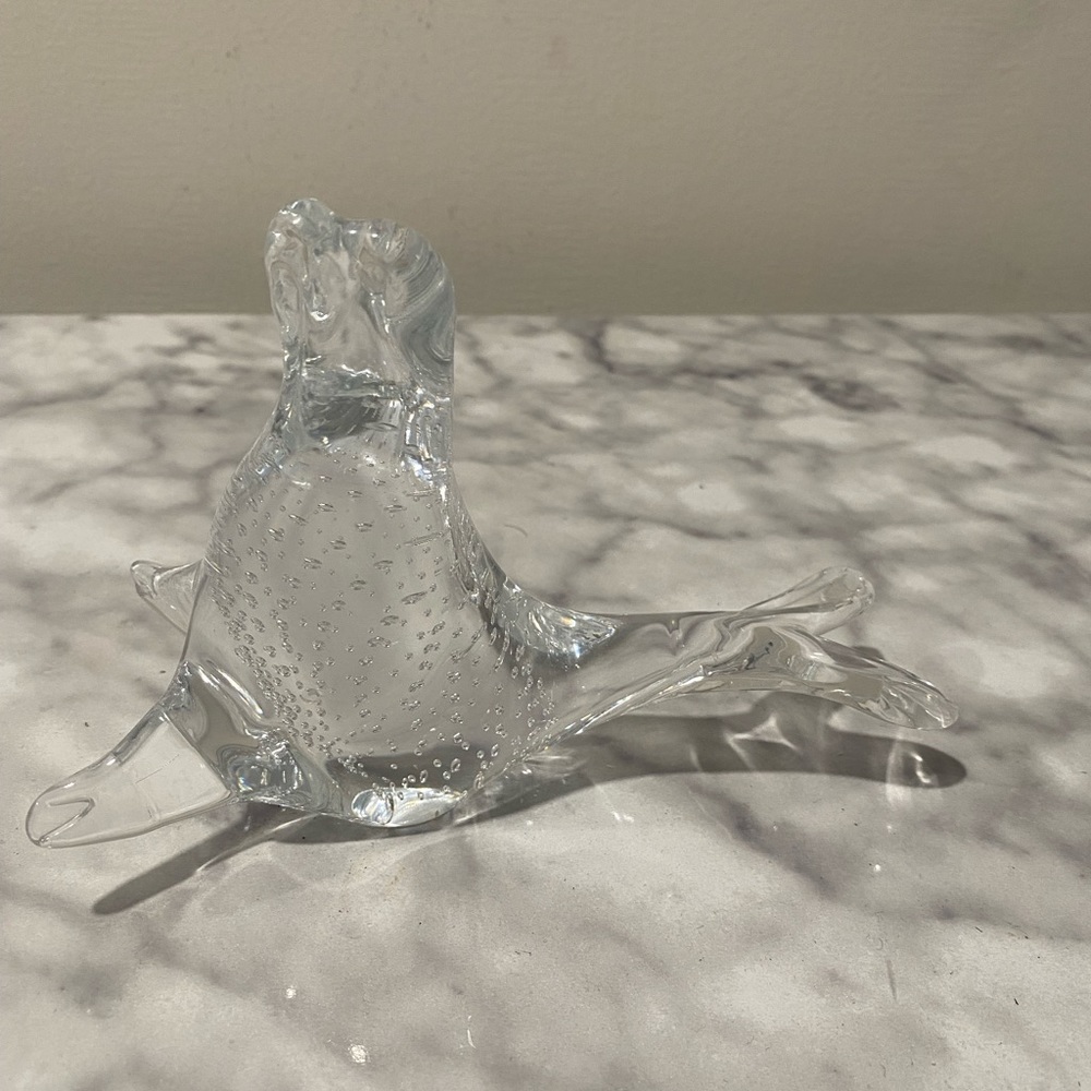 Crystal sea lion with controlled air bubbles